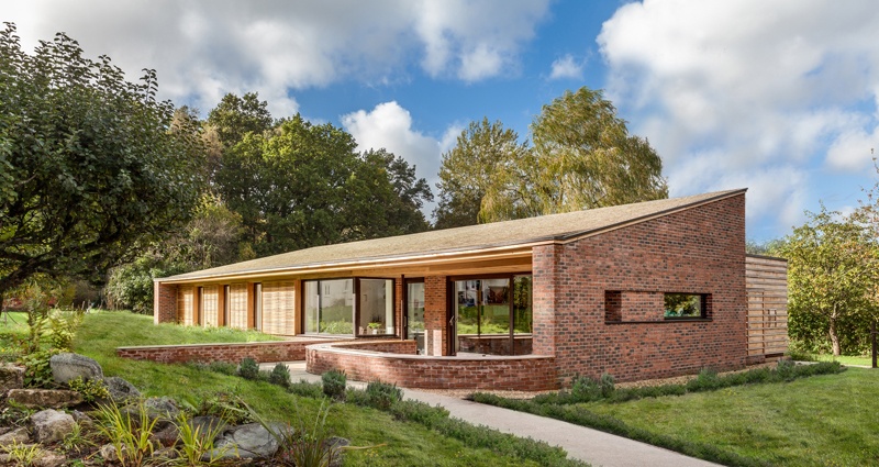 Brick workshop with a combined design of aluminium/timber windows